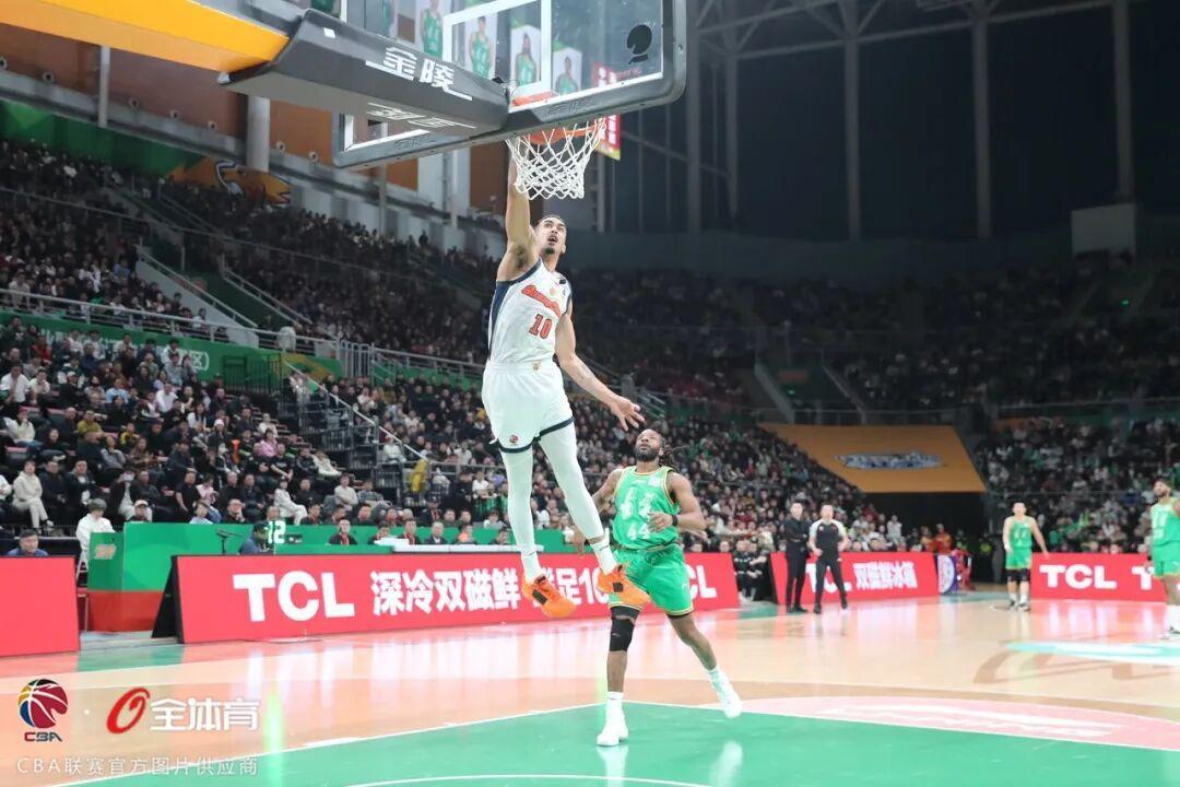中欧体育app下载-半场狂轰64分掌控比赛，广东客场大胜辽宁